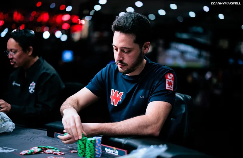 Adrian Mateos zahodil kingy, pak prohrál s esy, co přinesl pátý den Main Eventu WSOP?