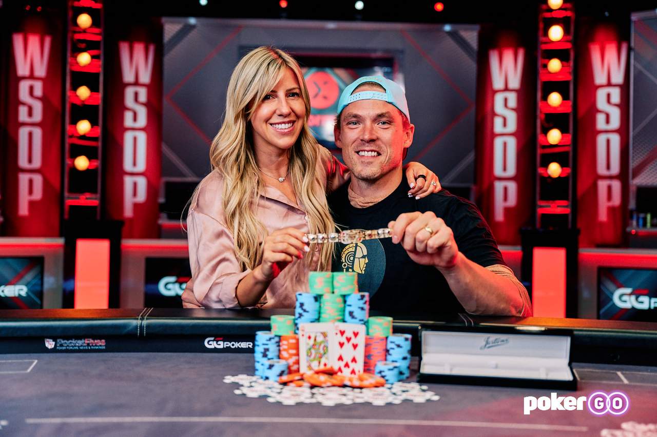 Alex Foxen vyhrál druhý WSOP náramek, jeho manželka Kristen byla nominována do Síně slávy